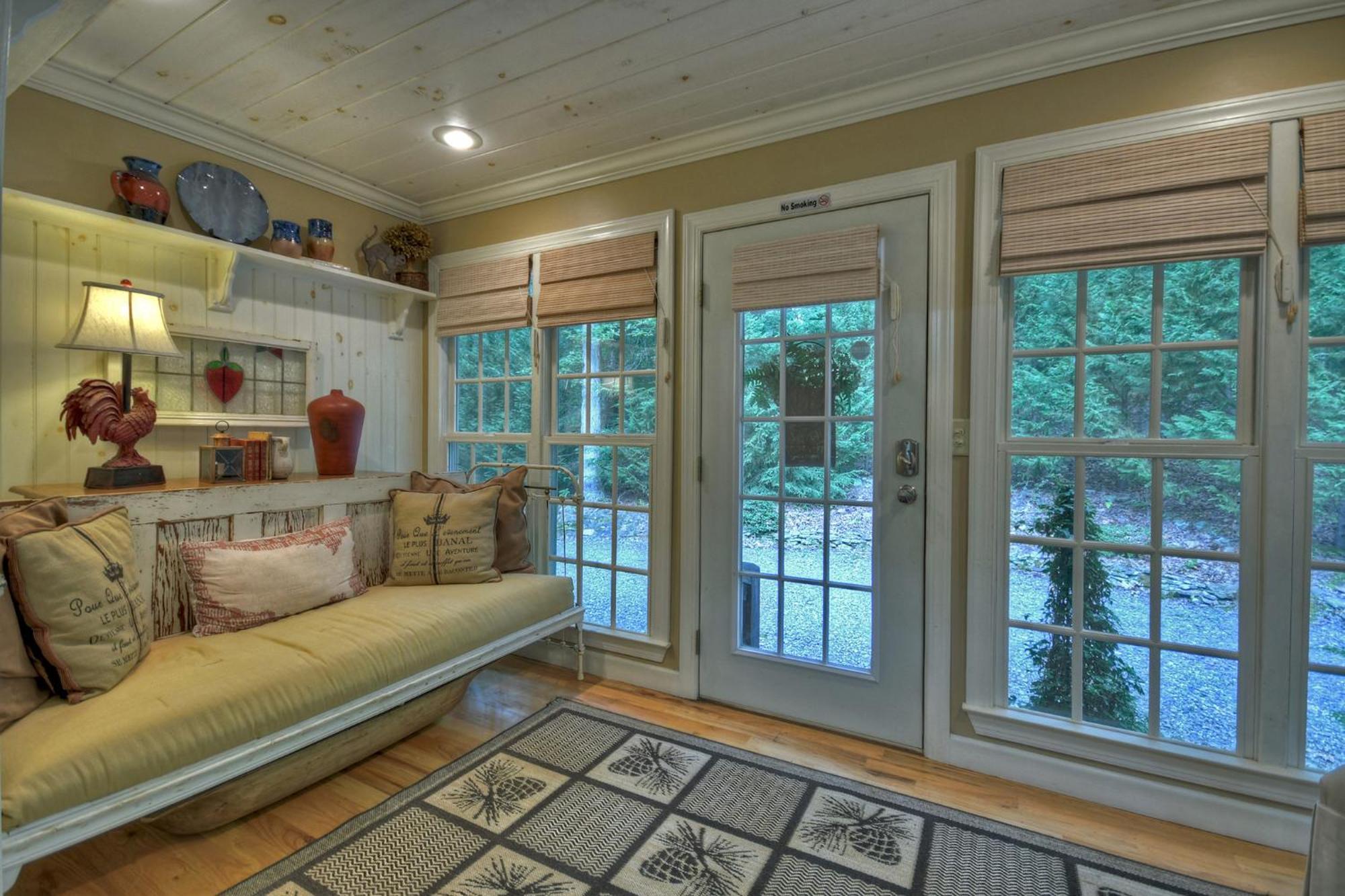 Southern Living Cottage Cozy Up By The Fire Relax On The Porch And Enjoy Peaceful Surroundings Blue Ridge Bagian luar foto